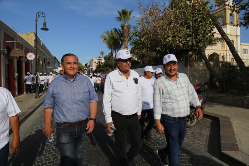 Encabeza alcalde Oscar Leggs Castro el desfile conmemorativo por el “Día  del Trabajo” en SJC | H. XIV Ayuntamiento de Los Cabos
