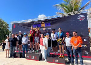 02 Encabeza alcalde Oscar Leggs Castro la premiación de la sexta edición del “Ironman 70.3 Los Cabos”.1