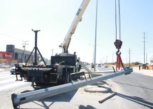 04 Personal de Seguridad Puìblica de Los Cabos repara el semaìforo situado frente al Cecyte 07 en San Bernabeì 01