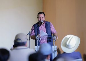 FOTO 7 Entrega alcalde Arq. Christian Agúndez Gómez, apoyos a personas productoras y ganaderas de Los Cabos.jpeg