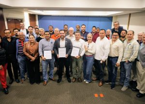 FOTO 2 Firma alcalde Christian Agúndez convenio de colaboración con el Colegio de Arquitectos del Mar de Cortez