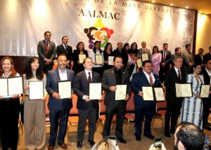 FOTO 3 ALCALDE TOMA DE PROTESTA AALMAC A.C.