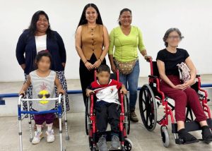 FOTO 3 Recibe IMDIS Los Cabos donación de cinco sillas de ruedas