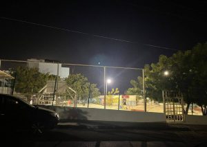 FOTO 4 Tras 9 años de espera, rehabilitan alumbrado público en cancha 1ro de Mayo, en San José del Cabo