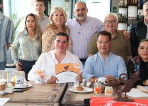FOTO 2 OFICIAL MAYOR REUNIÓN GRUPO MADRUGADORES CSL
