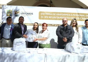 FOTO 3 ALCALDE ENTREGA NUEVOS UNIFORMES
