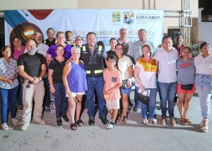 ALCALDE ENTREGA ALUMBRADO MONTE REAL 1