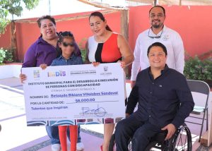 IMDIS ENTREGA APOYOS ECONÓMICOS 2