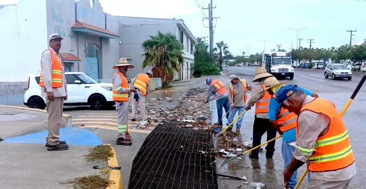 Brigadas de Servicios Públicos realizan limpieza y desazolve en ...