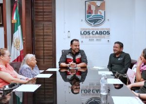 ALCALDE ENTREGA APOYOS ECONÓMICOS 3