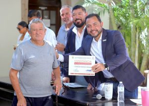 ALCALDE ENTREGA APOYOS ECONÓMICOS SECTO PRODUCTIVO 1