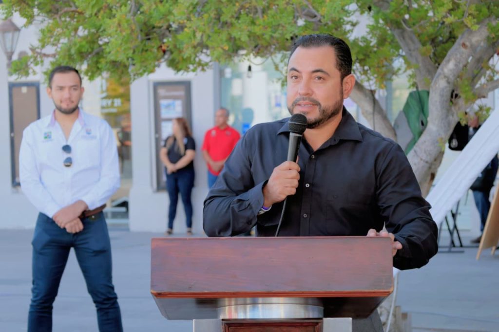 ALCALDE ACTO CIVICO HONORES BANDERA 1
