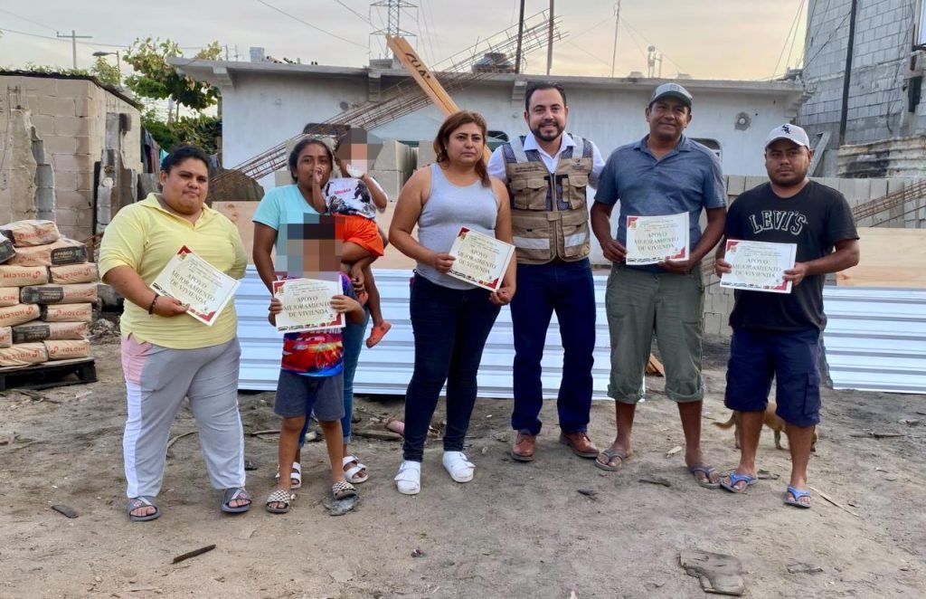 ALCALDE ENTREGA APOYOS RECONSTRUCCIÓN VIVIENDAS CSL 2