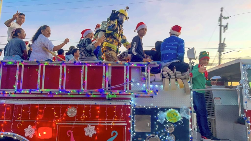 BOMBEROS SJC DONACIÓN DULCES TRADICIONAL DESFILE 3 (1)