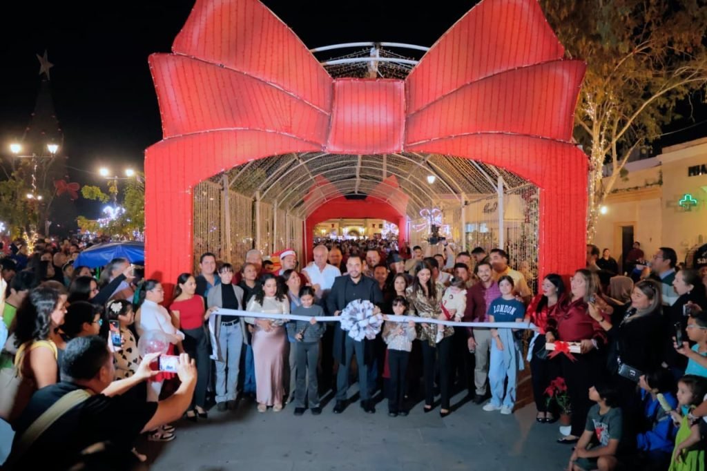 ENCENDIDO ÁRBOL NAVIDEÑO LOS CABOS 1 (1)