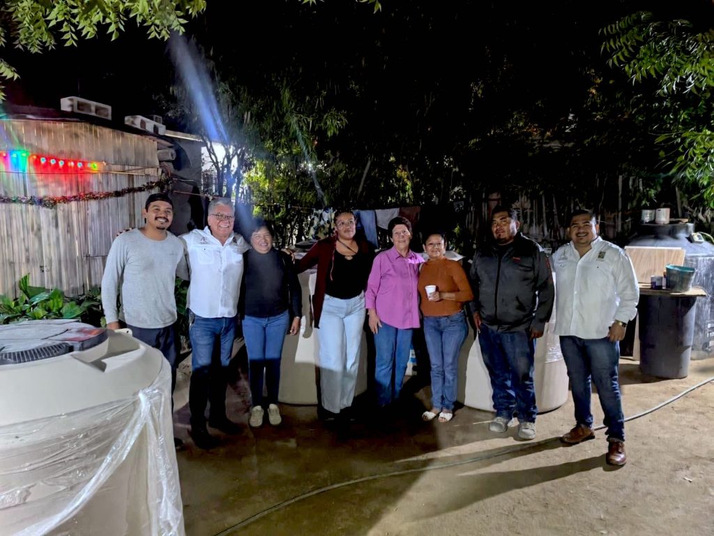 REGIDOR ALÍ FLORES ENTREGA TINACOS FAMILIAS 1
