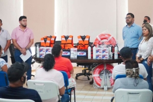 02 Realiza autoridades municipales entrega de equipos para la seguridad marítima a pescadores de CSL2