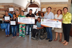 06 Ratifica Gobierno de Los Cabos el compromiso con la transformacioěn y asistencia social_ se benefician 17 personas con la entrega de apoyos econoěmicos3